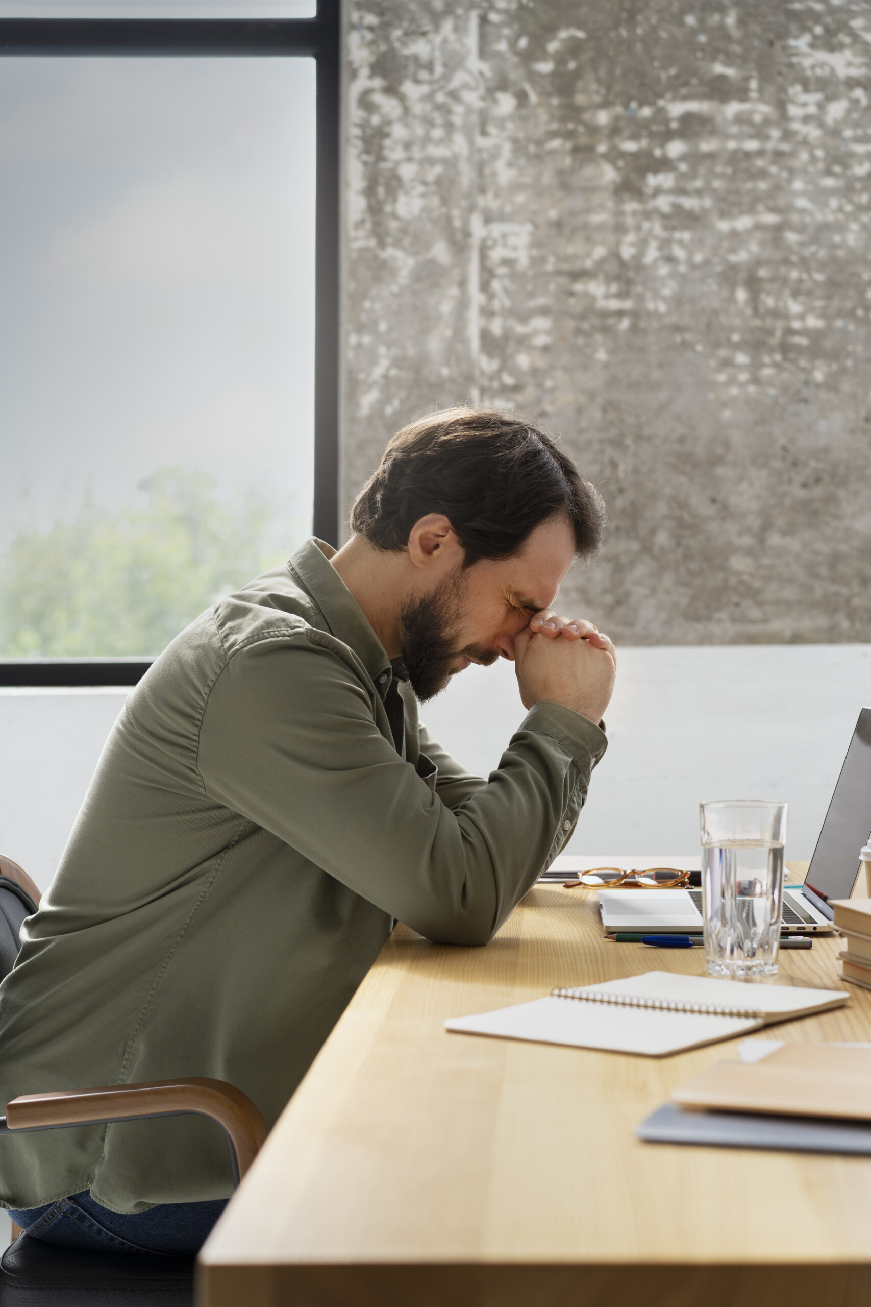 Consulenza sovraindebitamento: mani che proteggono una piantina che germoglia, simbolo di rinascita finanziaria ed esdebitazione.